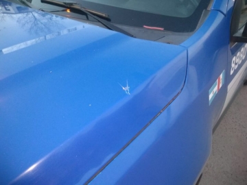 Insultaron a la policía y dañaron con piedras el móvil 

