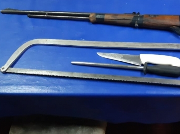 3 hombres detenidos por tenencia ilegal de armas y violar la cuarentena