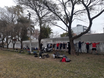 Interrumpieron un partido de fútbol con 23 personas participando 