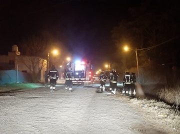 Armstrong: Incendio de campo a orillas de vías férreas 
