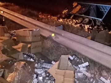 Camionero perdió el 75% de su carga al accidentarse 