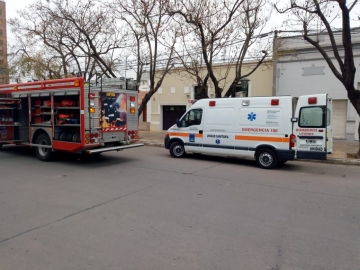 Bomberos trasladaron al hospital a un hombre descompuesto 