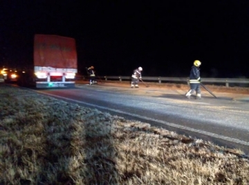 Limpieza de autopista por derrame de maíz