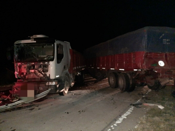 Un camión volcó en solitario y provocó un accidente múltiple