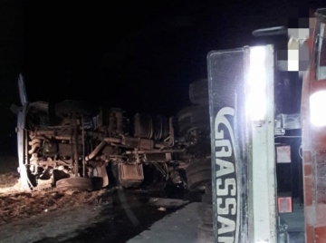 Un camión volcó en solitario y provocó un accidente múltiple