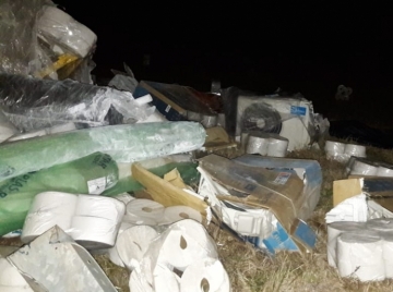 Un camión volcó en solitario y provocó un accidente múltiple