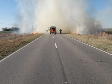 Un auto se incendió y las llamas se propagaron a lotes sembrados