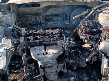 Un auto se incendió y las llamas se propagaron a lotes sembrados