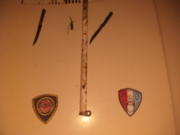 Los detuvieron merodeando, secuestraron cuchillos y una barreta de hierro 