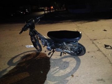 Motociclista sufrió traumatismo de cráneo tras chocar contra un auto
