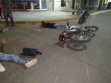 Chocaron dos motociclistas alcoholizados y uno sufrió fractura en su pierna