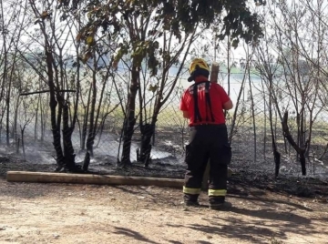 Doble salida de bomberos por incendios en cocina y predio de FASTA