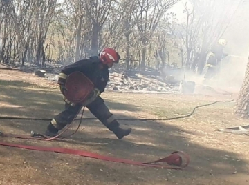 Doble salida de bomberos por incendios en cocina y predio de FASTA