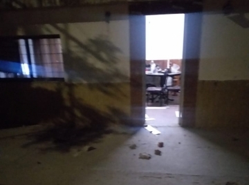 Un hombre rompió a ladrillazos los vidrios de una casa