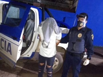 Saltaron el portón para robar y tras ser grabados terminaron detenidos