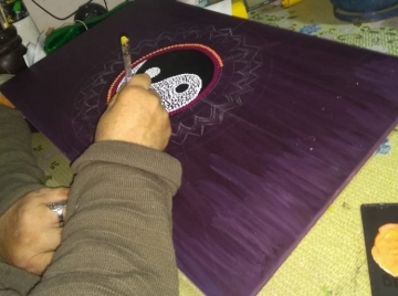 Está enferma, vende artesanías para mantenerse y espera su jubilación hace tres años