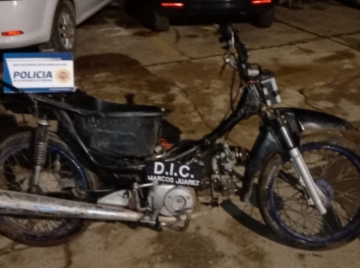 Menores lastimaron a policías y dañaron el patrullero