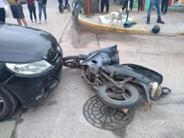 Doble salida de bomberos por choques entre autos y motos