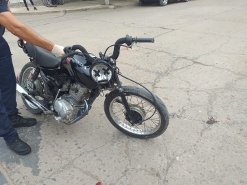 Doble salida de bomberos por choques entre autos y motos