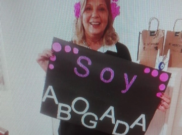 Tiene 59 años y se recibió de abogada
