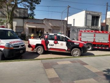 Bomberos rescatan a mujer que se quedó encerrada en su casa
