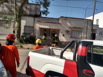 Bomberos rescatan a mujer que se quedó encerrada en su casa
