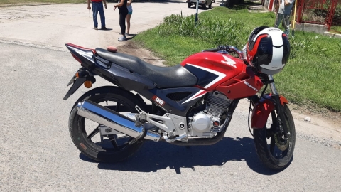 Motociclista trasladado al hospital por traumatismo en hombro y espalda