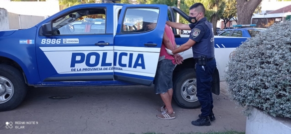 Dos detenidos por golpear y robar a un joven en un bar
