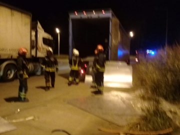 16 bomberos trabajaron para recuperar la carga de un camión