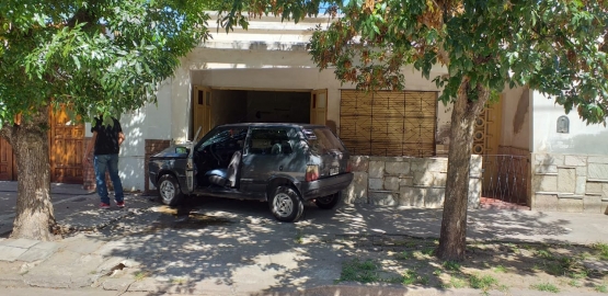 Una pareja de 64 y 65 años chocó un garaje