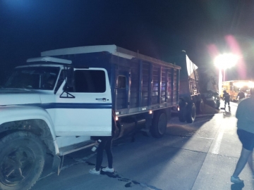 Dos camioneros heridos al chocar en autopista