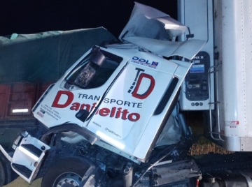 Dos camioneros heridos al chocar en autopista