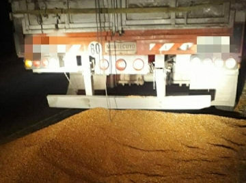 Derrame de cereal de 1800 metros en autopista 