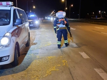 Derrame de cereal de 1800 metros en autopista 