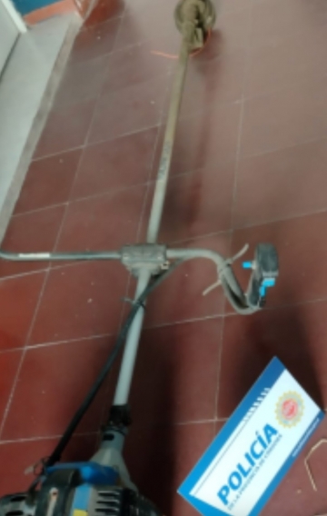 Encontró las herramientas de su taller entre pastizales 
