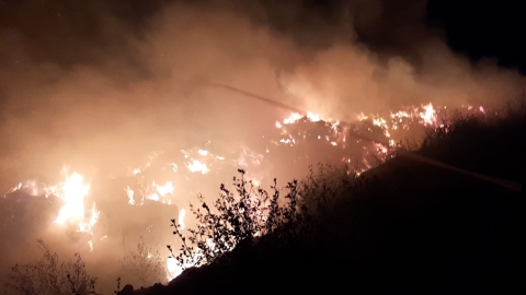 Incendio de gran magnitud en los piletones de Armstrong