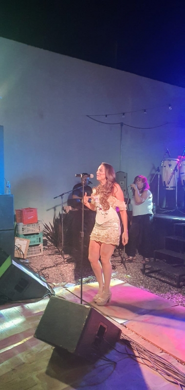 Carolina López deslumbró con el especial a Gilda en Velezzo 