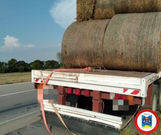 Limpieza en autopista por caída de rollos de pasto