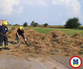 Limpieza en autopista por caída de rollos de pasto