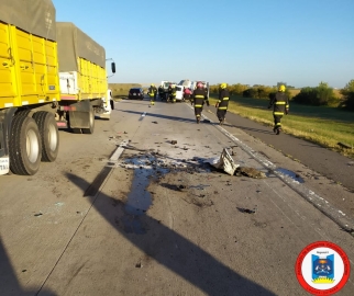 Choque entre auto y camión en autopista Rosario-Córdoba
