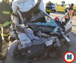 Choque entre auto y camión en autopista Rosario-Córdoba