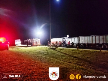 Un camionero fallecido a causa de un choque entre dos camiones en autopista