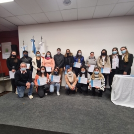 Emotiva entrega de los certificados de capacitación laboral