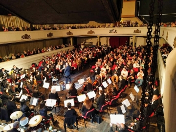 El Coro Polifónico en sus 50 años junto a la Banda Municipal en un concierto inolvidable