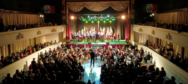 El Coro Polifónico en sus 50 años junto a la Banda Municipal en un concierto inolvidable