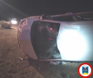 Tres heridos por un vuelco en solitario de automóvil en autopista