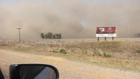 Gran nube de humo dispersa en la ciudad por los incendios rurales