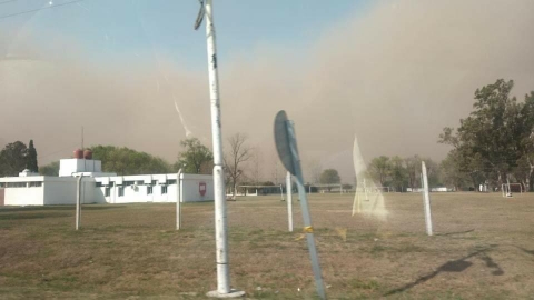 Gran nube de humo dispersa en la ciudad por los incendios rurales