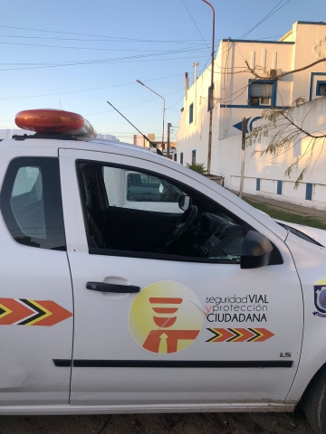 Fue alertado por una maniobra, la hizo igual y rompió la unidad de tránsito