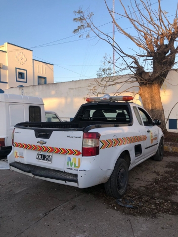 Fue alertado por una maniobra, la hizo igual y rompió la unidad de tránsito